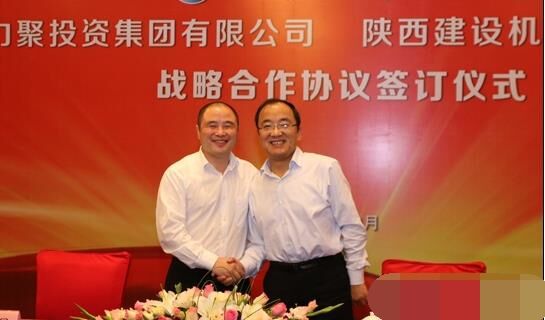 近日，陜建機(jī)械與安徽力聚簽訂戰(zhàn)略合作協(xié)議，陜建機(jī)械董事長楊宏軍，副總經(jīng)理、營銷總監(jiān)賀衛(wèi)東，安徽力聚投資集團(tuán)董事長宋執(zhí)壽，黨支部書記陳邦勤以及安徽潤路公司總經(jīng)理杜永龍等單位領(lǐng)導(dǎo)出席了會議