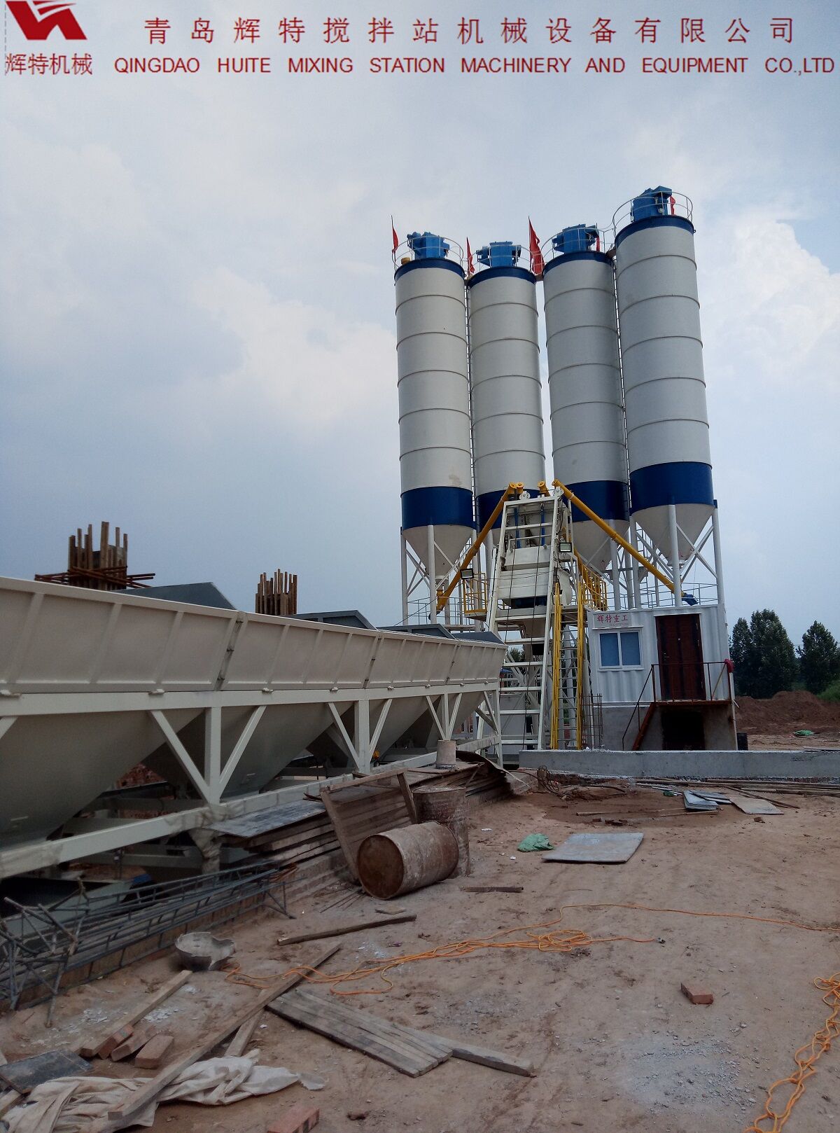 輝特?cái)嚢枵綡ZS75特別適合于干硬性、半干硬性混凝土的生產(chǎn)