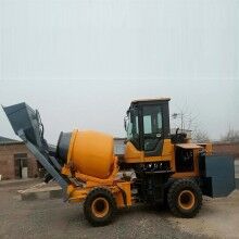 湖北恩施小型混凝土自上料攪拌運(yùn)輸車(chē) 混凝土攪拌運(yùn)輸車(chē)價(jià)格優(yōu)惠