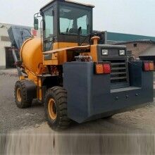 江西樂(lè)平攪拌車(chē)上料專用自動(dòng)攪料車(chē)方便好清洗